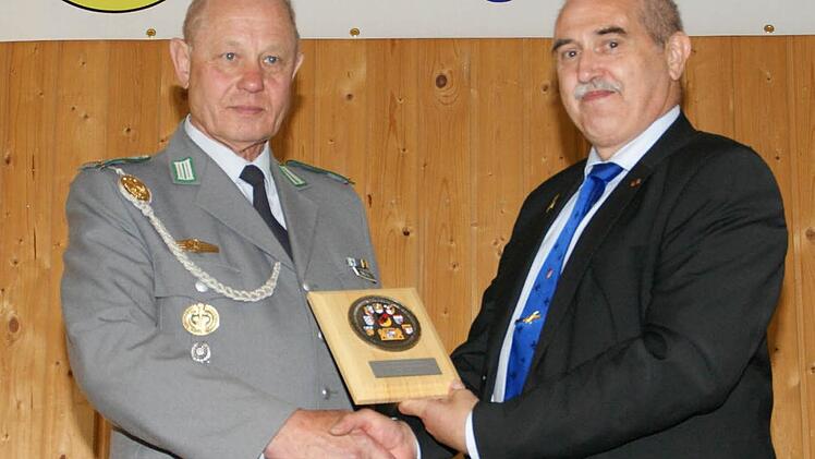 Mit dem Ehrenschild der Landesgruppe Bayern zeichnete Landesvorsitzender Prof. Dr. Friedwart Lender (rechts) die Reservistenkameradschaft (RK) Eltmann und ihren Vorsitzenden Udo Karg aus, der bereits seit über 40 Jahren der Ortsgruppe vorsteht.