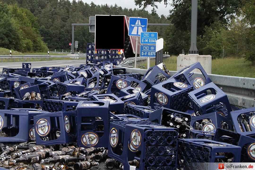 Bierlaster verliert 200 Kästen bei Kulmbach