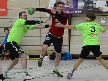 Philipp Wolf (Mitte) war zwar kaum zu bremsen und traf achtmal, doch er wie auch alle anderen TSHler offenbarten gegen den HC Forchheim einige Schwächen in der Verteidigung. Fotos: herzopress