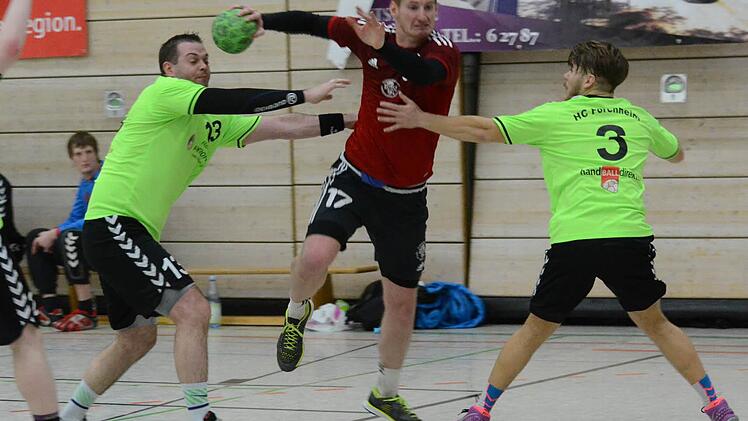 Philipp Wolf (Mitte) war zwar kaum zu bremsen und traf achtmal, doch er wie auch alle anderen TSHler offenbarten gegen den HC Forchheim einige Schwächen in der Verteidigung. Fotos: herzopress