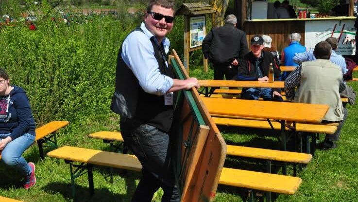 Andreas Wagner, der Vorsitzende der Motorradfreunde Frickendorf, packt an.