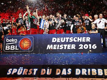 Die Brose Baskets sind auch beim Feiern die Besten. Fotos: Daniel Löb und dpa