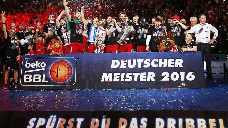 Die Brose Baskets sind auch beim Feiern die Besten. Fotos: Daniel Löb und dpa