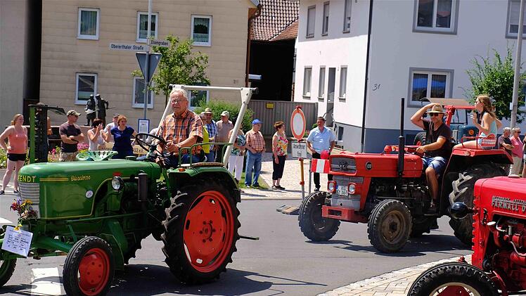 Die Bulldogfreunde machen eine Ausfahrt mit ihren Treckern.Foto: Gerd Schaar