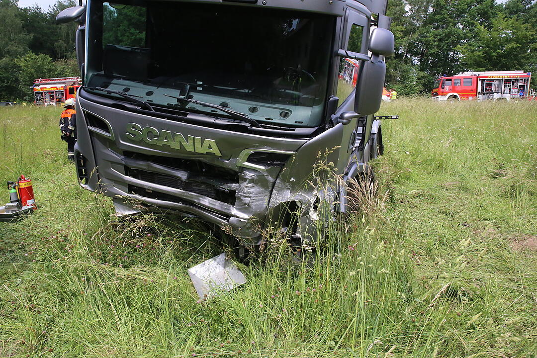 Tödlicher Unfall auf B466: Auto kollidiert mit Lkw