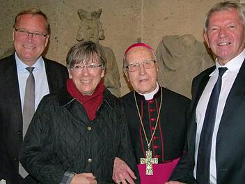 Zu den Gästen, die Alt-Erzbischof Karl Braun gratulierten, gehörten (v. l.) Oberbürgermeister Andreas Starke, Oberfrankens Regierungspräsidentin Heidrun Piwernetz und Landrat Johann Kalb.. Fotos: Marion Krüger-Hundrup