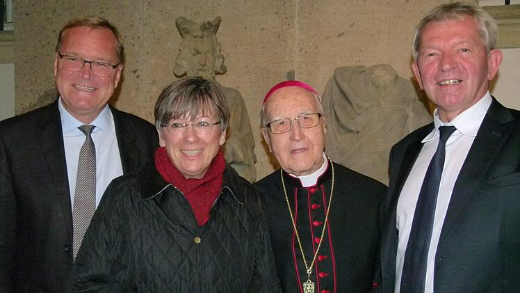 Zu den Gästen, die Alt-Erzbischof Karl Braun gratulierten, gehörten (v. l.) Oberbürgermeister Andreas Starke, Oberfrankens Regierungspräsidentin Heidrun Piwernetz und Landrat Johann Kalb.. Fotos: Marion Krüger-Hundrup
