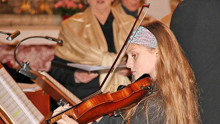 Elf Jahre alt ist Antonia Maria Kreuzer, die mit ihrem Violin-Spiel beim  Weihnachtskonzert die Zuhörer begeisterte. Foto: Dieter Britz