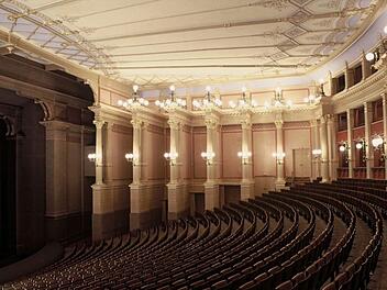 Keinen Platz im Festspielhaus bekommen? Wir haben einige Möglichkeiten gesammelt, wie Sie doch in den der Wagner-Opern kommen.