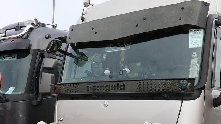 Seit 18 Jahren fährt Uwe Zeitler LKW. Ursprünglich komme ich aus dem Raum Schwandorf." Jetzt fährt er für die Kulmbacher Firma "Vogler" bundesweit und nach Tschechien. "Es hat sich viel geändert", erklärt er zur Entwicklung in seinem Beruf. Gerade auf der Autobahn und auf den Rasthöfen habe sich viel verändert. Auch bei vielen Kunden. Hier in Lichtenfels beim Truckertreffen erlebe er Gemeinschaft. Hier sei noch ein Zusammenhalt spürbar.