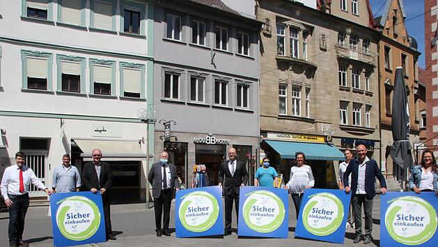 Neues Label: Das Bild zeigt (von links) Steffen Hirschmann, Oliver Thomsen, Klaus Bollwein, Manfred Zimmer, Dirk Vogel,  Joachim Falkenberg, Nicole Hillenbrand, Michael Pal, Ralf Ludewig und Laura Steuerwald bei der Übergabe mit Sicherheitsabstand.Ellen Mützel