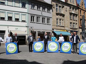 Neues Label: Das Bild zeigt (von links) Steffen Hirschmann, Oliver Thomsen, Klaus Bollwein, Manfred Zimmer, Dirk Vogel,  Joachim Falkenberg, Nicole Hillenbrand, Michael Pal, Ralf Ludewig und Laura Steuerwald bei der Übergabe mit Sicherheitsabstand.Ellen Mützel