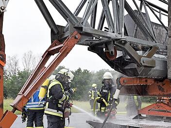 Die Hinterachse eines Lkws brannte. Foto: Dieter Radziej
