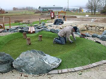 Der Adventure-Minigolfplatz wird schon gebaut.