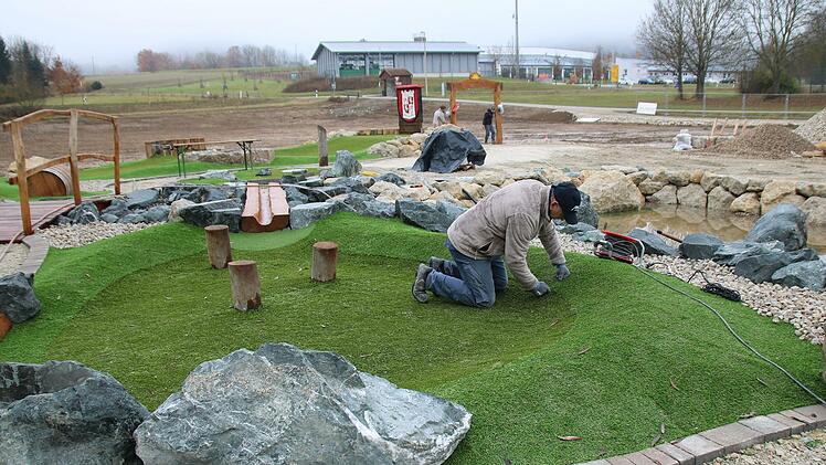 Der Adventure-Minigolfplatz wird schon gebaut.