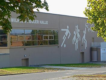 Photovoltaik für vier öffentliche Gebäude: neben der Heglerhalle (Bild) werden künftig auch die Turnhallen in Ebenhausen und Rottershausen sowie der Bauhof mit "Solarstrom" versorgt. Foto: Hans-Peter Hepp