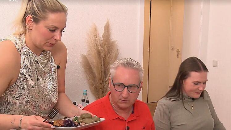 Serviert Jenny wirklich "schwarze Klöße"? Zumindest Axel ist da skeptisch.