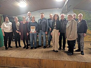 Starke Gemeinschaft: Die frisch gew&auml;hlte Vorstandschaft der Waldfreunde e.V. gemeinsam mit einem Teil der geehrten Mitglieder und Oberb&uuml;rgermeister Ingo Lehmann (Mitte).