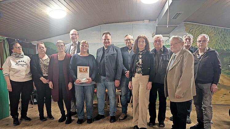 Starke Gemeinschaft: Die frisch gew&auml;hlte Vorstandschaft der Waldfreunde e.V. gemeinsam mit einem Teil der geehrten Mitglieder und Oberb&uuml;rgermeister Ingo Lehmann (Mitte).