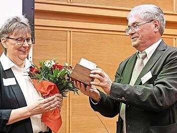 Paul Herrlein, stellvertretender Vorsitzender des Deutschen Hospiz- und Palliativverbands, &uuml;bergibt Ilona Schneider den Ehrenpreis f&uuml;r ihr ehrenamtliches Engagement in der Sterbe- und Trauerbegleitung.