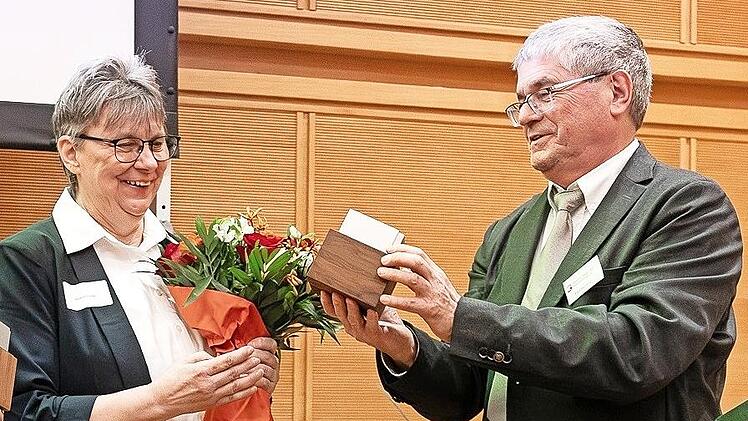 Paul Herrlein, stellvertretender Vorsitzender des Deutschen Hospiz- und Palliativverbands, &uuml;bergibt Ilona Schneider den Ehrenpreis f&uuml;r ihr ehrenamtliches Engagement in der Sterbe- und Trauerbegleitung.