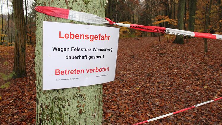 Hinweisschild und Absperrband rund um die Einsturzstelle