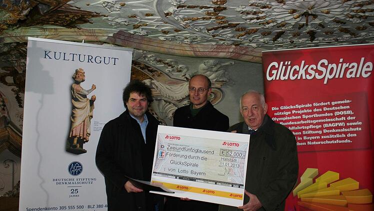 52 000 Euro überreichten Uwe Franke (Deutsche Stiftung Denkmalschutz, links) und Hubert Hennes (Lotto Bayern, rechts) dem Schlossherrn Paul, Graf von Schönborn für die Renovierung des Marmorsaals.
