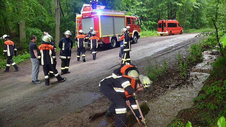 Garitzer Feuerwehrleute beseitigten einen Rückstau in einem Kanal, damit das Wasser nicht auf die B 286 gelangte.