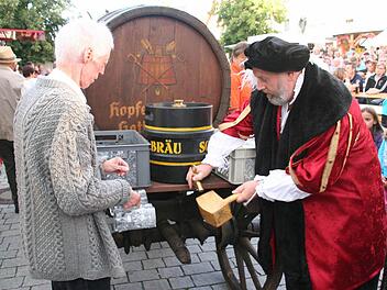 Bürgermeister Franz Josef Kraus (r.) hat jedes Jahr die Ehre, das erste Fass Festbier anzustechen.  Foto: fra-press