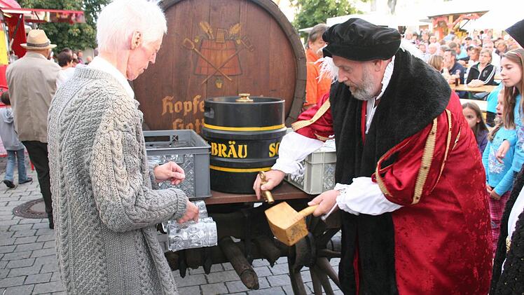 Bürgermeister Franz Josef Kraus (r.) hat jedes Jahr die Ehre, das erste Fass Festbier anzustechen.  Foto: fra-press