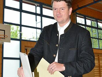 Sandro Kirchner (CSU) bei der Stimmabgabe Foto: Björn Hein