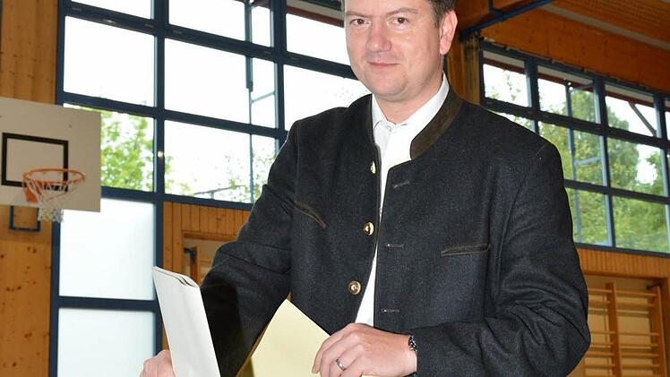 Sandro Kirchner (CSU) bei der Stimmabgabe Foto: Björn Hein