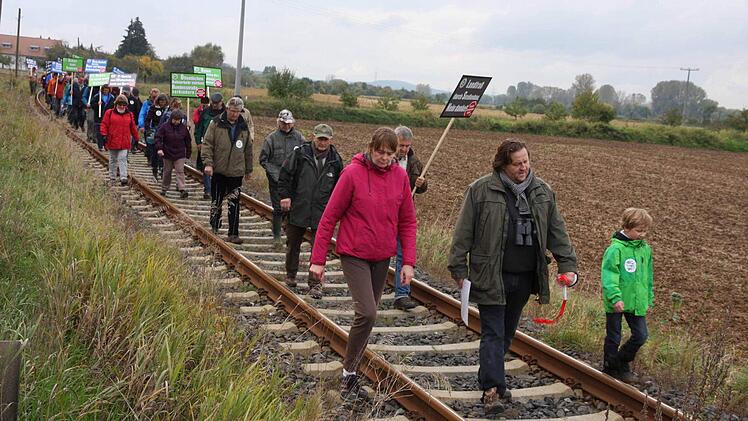 Die befahrene Straße oder die Bahn nehmen?
