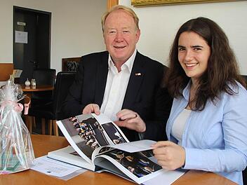 Den Bildband über den Deutschen Bundestag gibt Abgeordneter Hans Michelbach Lena Déjosez mit auf die Reise. Sie wird die nächsten zehn Monate bei Gasteltern in den USA verbringen. Foto: Ulrike Nauer