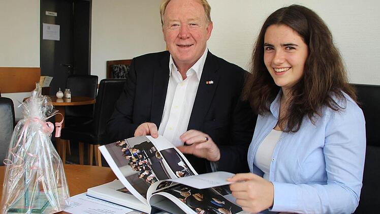Den Bildband über den Deutschen Bundestag gibt Abgeordneter Hans Michelbach Lena Déjosez mit auf die Reise. Sie wird die nächsten zehn Monate bei Gasteltern in den USA verbringen. Foto: Ulrike Nauer