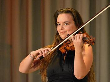 Violonistin Kim Leonores überzeugte mit ihrer Darbietung im Kursaal Bad Bocklet. Foto: Björn Hein