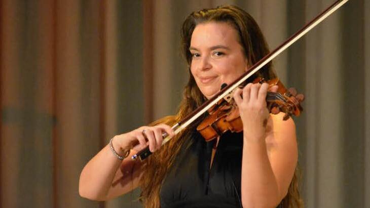 Violonistin Kim Leonores überzeugte mit ihrer Darbietung im Kursaal Bad Bocklet. Foto: Björn Hein