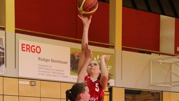Topwerferin in allen drei Spielen, m&auml;chtig viele Ballgewinne gleich per Fastbreak in Punkte umgem&uuml;nzt und b&auml;renstark in der Abwehr: Bestens aufgelegt pr&auml;sentierte sich Kim Siebert (Nr.&nbsp;5) in Strullendorf. Fotos: privat