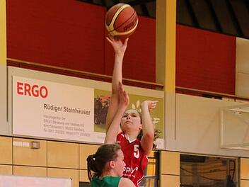 Topwerferin in allen drei Spielen, m&auml;chtig viele Ballgewinne gleich per Fastbreak in Punkte umgem&uuml;nzt und b&auml;renstark in der Abwehr: Bestens aufgelegt pr&auml;sentierte sich Kim Siebert (Nr.&nbsp;5) in Strullendorf. Fotos: privat