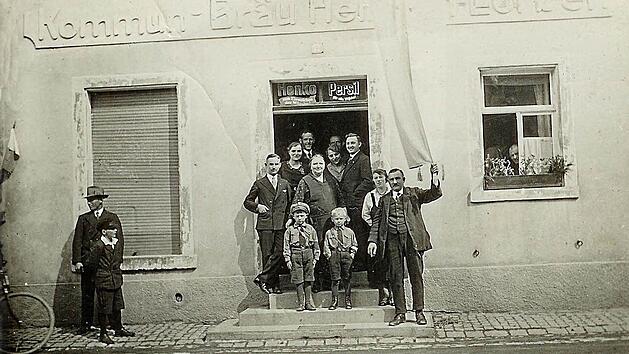 Der Eingang zur Kommunbräu Lorber in der Kronacher Straße 17. Die Gäste umrahmen die Wirtin Wilhelmine, rechts dahinter die Tochter Margarete Beetz, genannt Gretl. Foto: privat