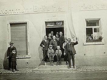 Der Eingang zur Kommunbräu Lorber in der Kronacher Straße 17. Die Gäste umrahmen die Wirtin Wilhelmine, rechts dahinter die Tochter Margarete Beetz, genannt Gretl. Foto: privat
