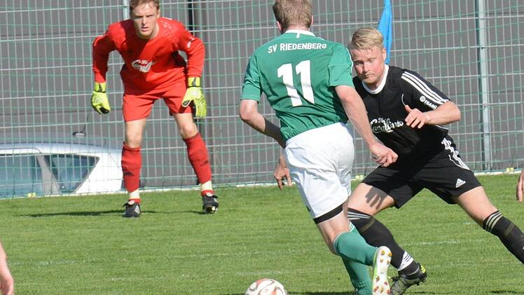 Riedenberg und Ramsthal k&auml;mpfen beide noch um den Klassenerhalt. Unser Bild zeigt Riedenbergs James Galloway (Mitte) im Vorw&auml;rtsgang, hinten wollen die Ramsthaler Marcel Schmitt und Keeper Frank Popp nichts zulassen. Foto: ssp