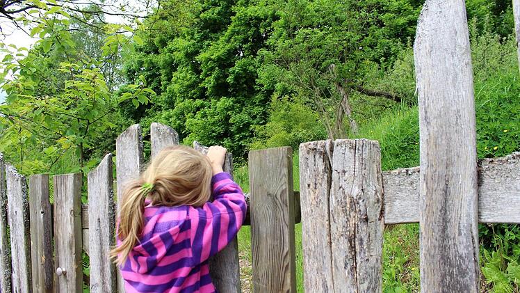 Stillgelegt und überwuchert: Der Spielplatz am Obertor soll in wenigen Wochen mit neuen Spielgeräten bestückt werden. Foto: Julia Raab