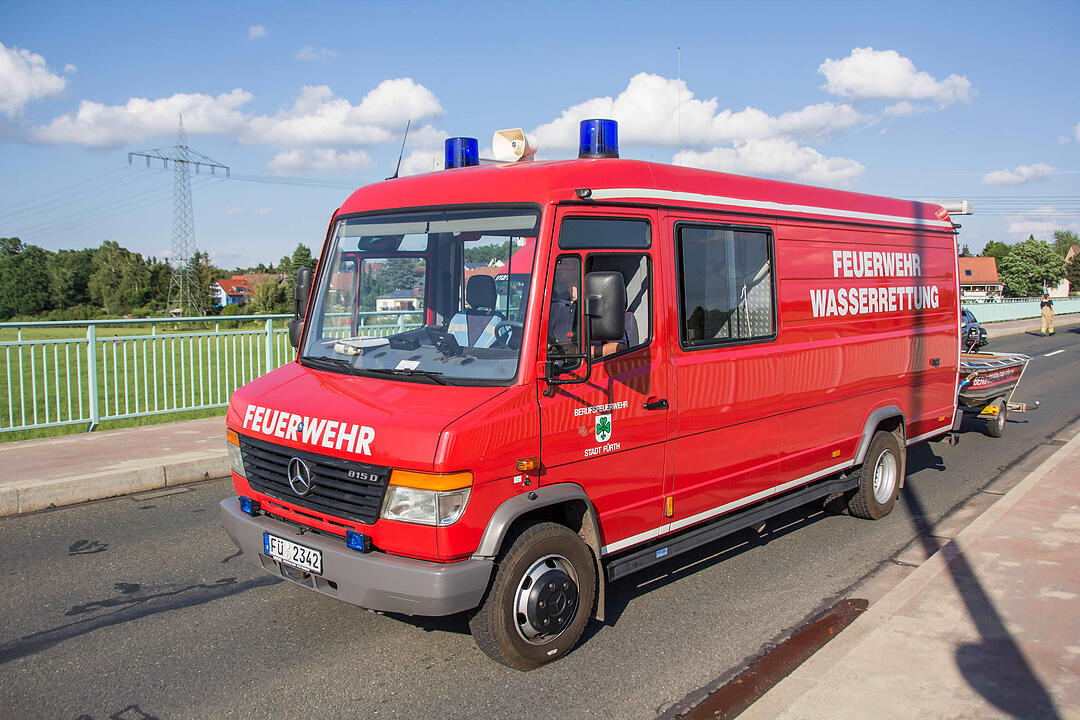 Kind stürzt in die Regnitz: Suchaktion der Rettungskräfte aus Fürth und Erlangen