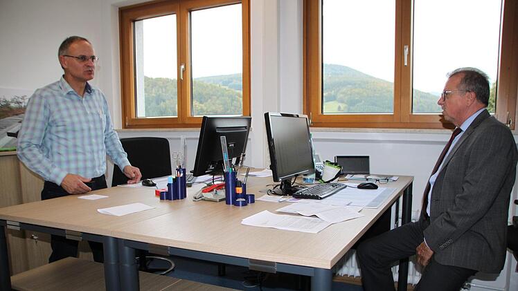 Wo einst der Regionalladen war, sind nun die Büros der Rhön GmbH eingerichtet worden. Die Kreisräte Roland Limpert (PWG) und  Emil Müller (CSU) sitzen Probe.  Foto: Ulrike Müller