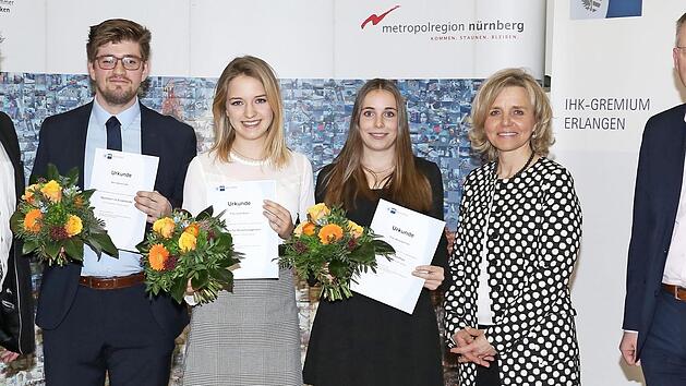 Patrick Siegler (l.), Alexandra Wunderlich (2.&nbsp;v.&nbsp;r.) und Knut Harmsen (r.) zeichneten Dennis L&auml;hn, Luise Raum (3.&nbsp;v.&nbsp;l.) und Mona Eichner als Pr&uuml;fungsbeste aus. Foto: privat