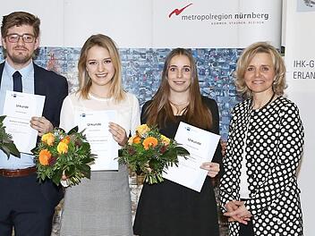 Patrick Siegler (l.), Alexandra Wunderlich (2. v. r.) und Knut Harmsen (r.) zeichneten Dennis Lähn, Luise Raum (3. v. l.) und Mona Eichner als Prüfungsbeste aus. Foto: privat