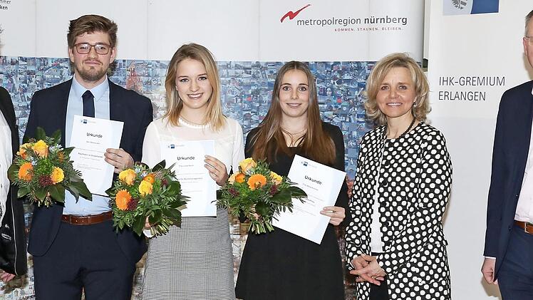 Patrick Siegler (l.), Alexandra Wunderlich (2. v. r.) und Knut Harmsen (r.) zeichneten Dennis Lähn, Luise Raum (3. v. l.) und Mona Eichner als Prüfungsbeste aus. Foto: privat