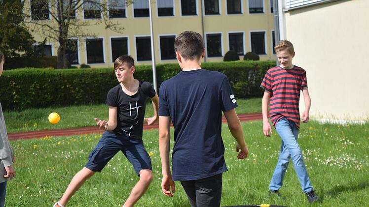 Die Schüler spielen Spikeball. Foto: Daniela Pondelicek
