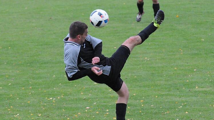 Blo&szlig; nicht selber anschie&szlig;en: Dieser Hammelburger Spieler hat im Spiel gegen Detter-Wei&szlig;enbach Problem mit dem Ball.ssp